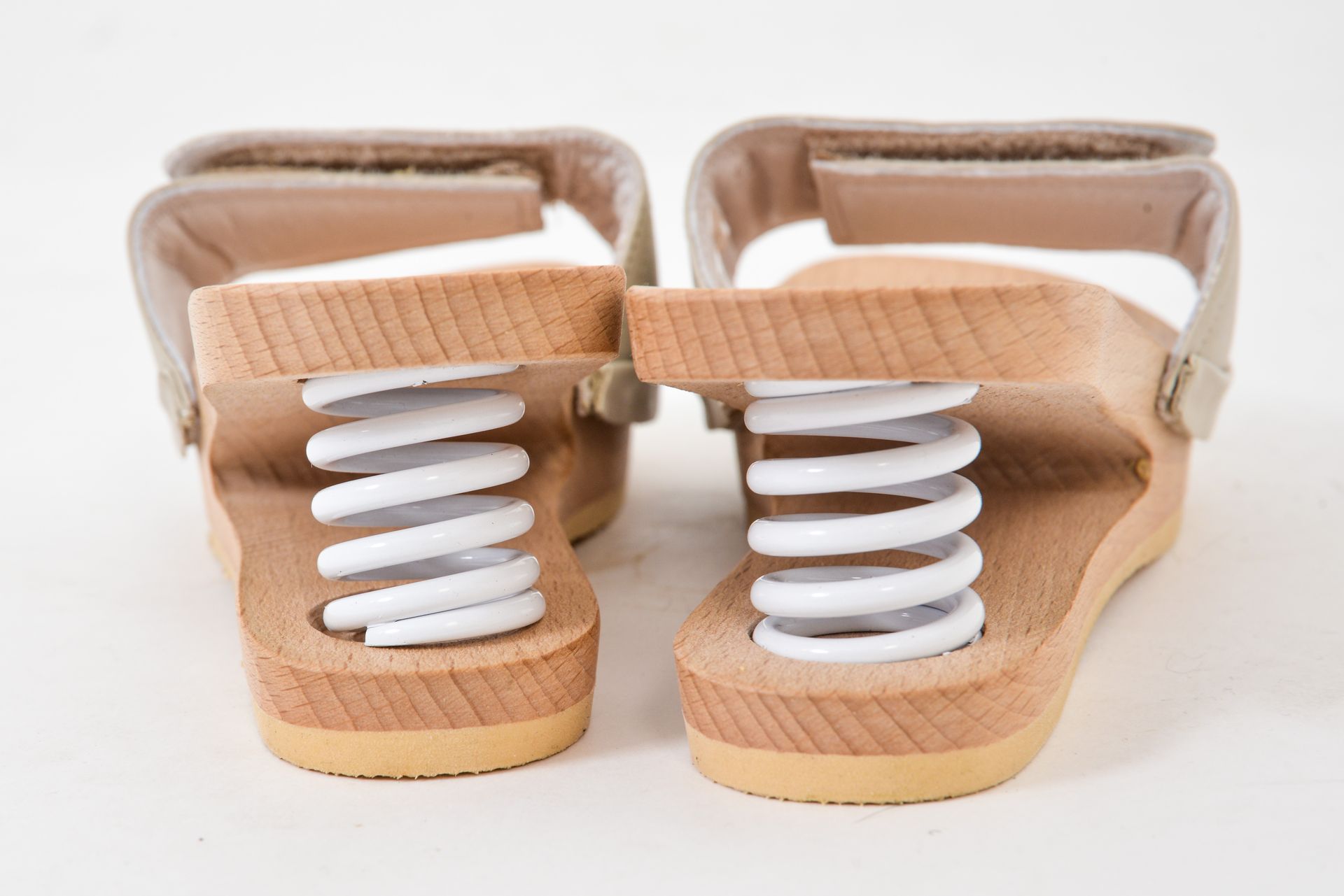 Femme marchant avec des chaussures Brigitte Ravel, jambes légères et confortables