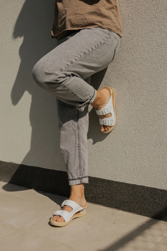 Femme marchant avec des chaussures Brigitte Ravel, jambes légères et confortables
